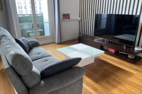Bright Haussmann apartment near Nation